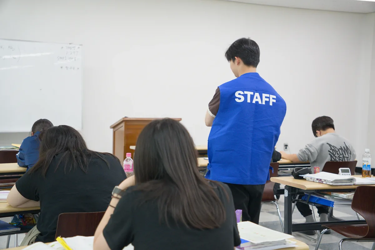 자습실에서 담당자가 지켜보는 가운데 학생들이 각자 공부하는 모습