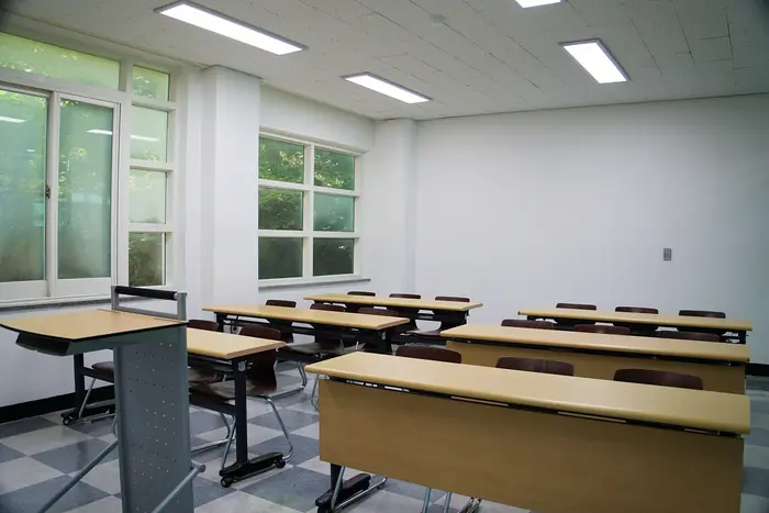창가 쪽 채광이 드는 강의실