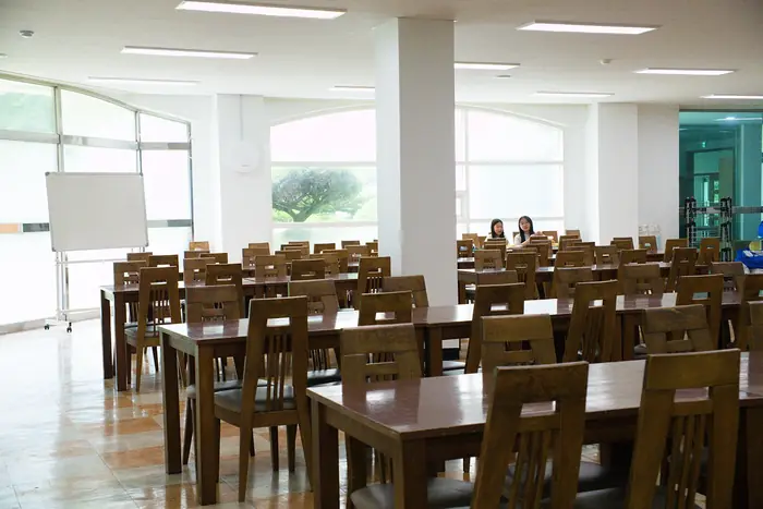 기둥 사이로 식탁이 이어지는 식당