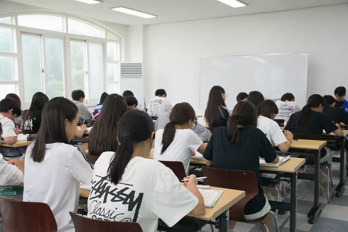 학생들이 각자 책상에서 자습하고 있는 자습실 모습