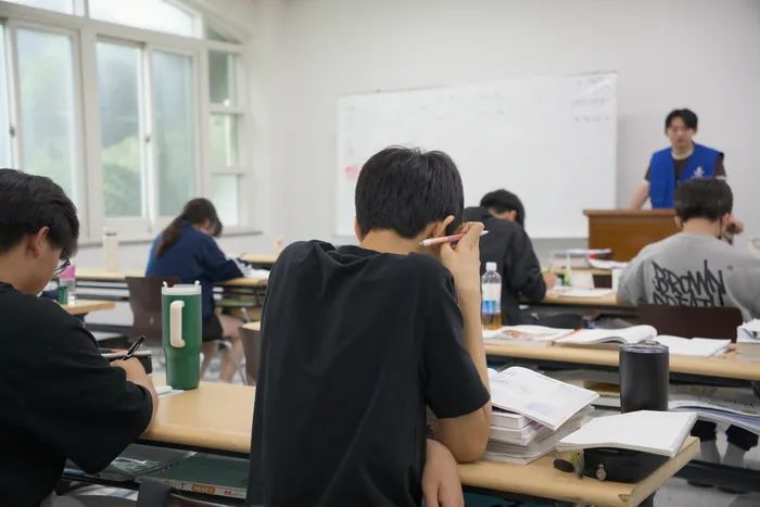 자습 중인 학생 뒤편으로 담당자가 교탁 쪽에 서 있는 자습실 모습
